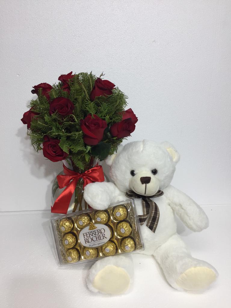 Florero de 8 Rosas más Bombones Ferrero Rocher 150 Grs y Peluche blanco 26 cm